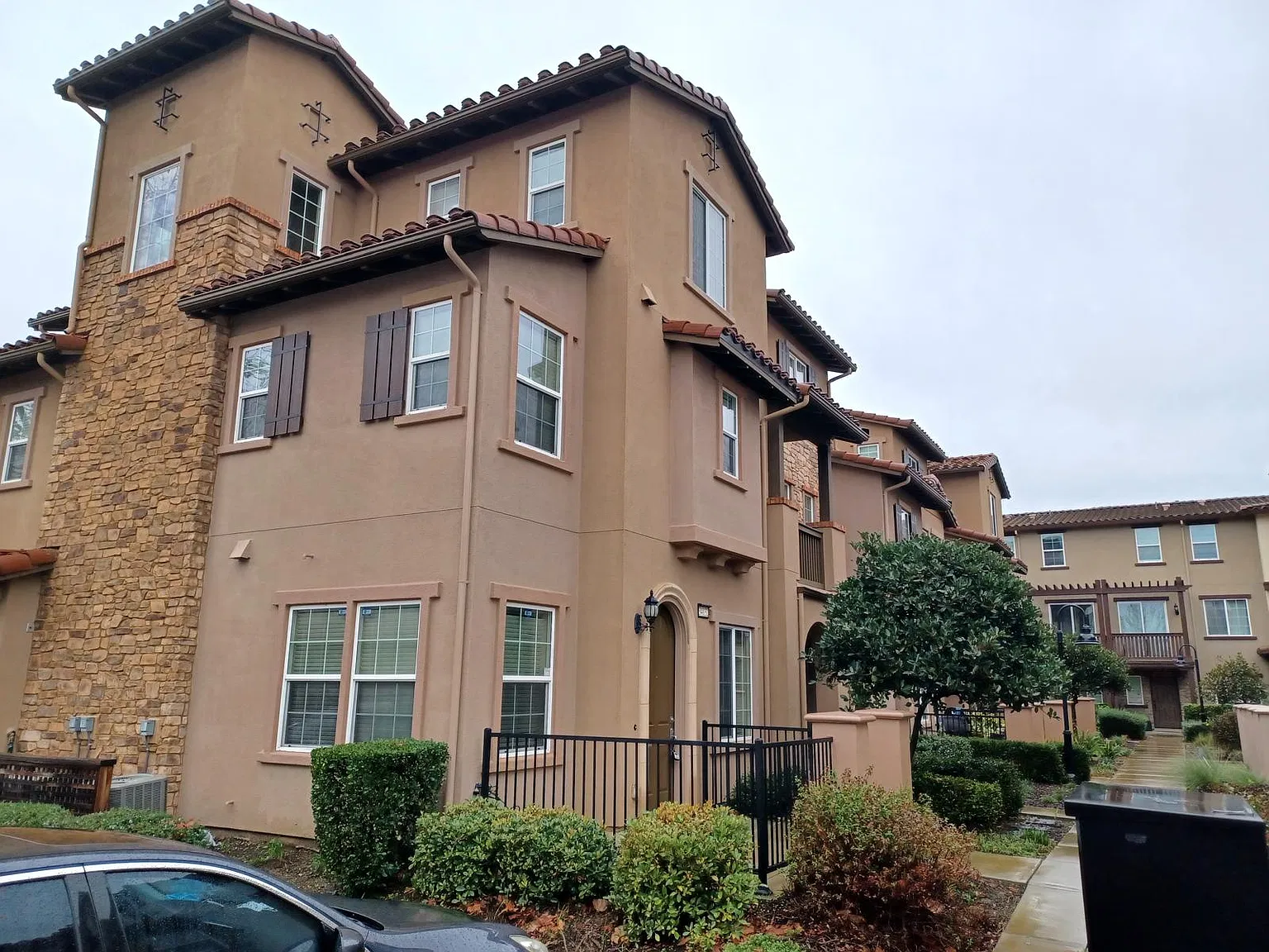3 bed, 3.5 bath, 1481 sqft, $3,900 — Photo 3