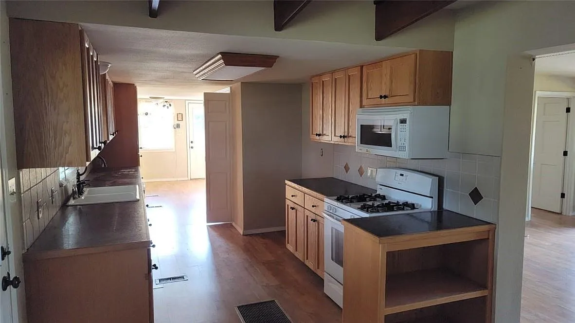 3 bed, 1.0 bath, 680 sqft, $1,850 — Photo 4