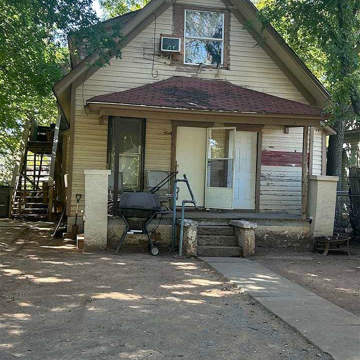 2nd image of 909 SW 7th St