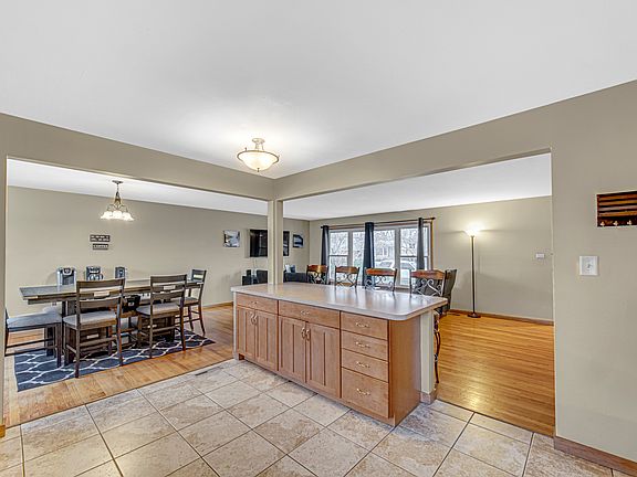 3rd image of 802 N Rainbow Dr