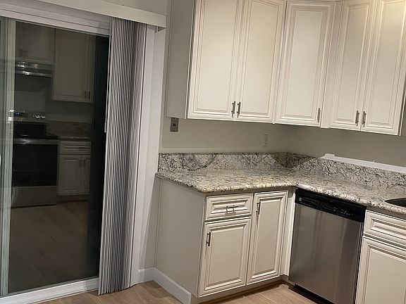 3rd image of 224 Roanoke Rd
