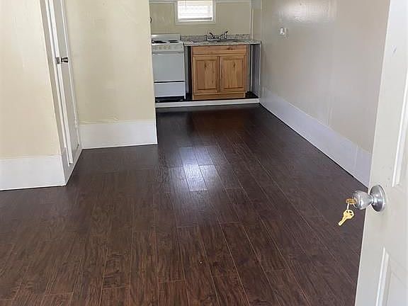 4th image of 616 1st Ave N