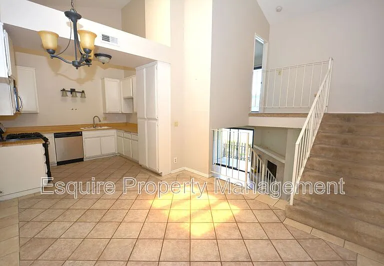 564 Rosewood Ave — Photo 6