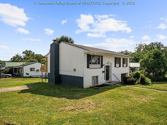 3rd image of 402 Circle Dr