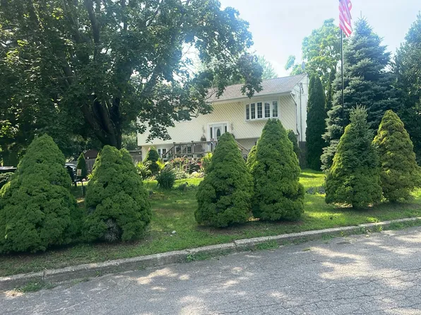 15 Angela Ln, Lake Grove, NY 11755