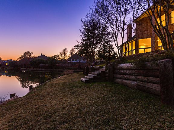 4th image of 609 Portofino Dr