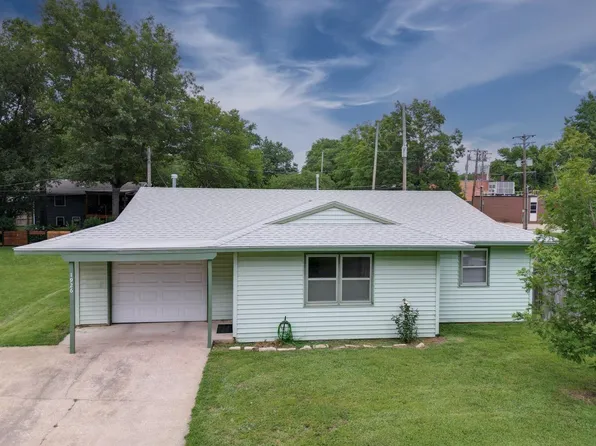 1926 E 15th Ave, Winfield, KS 67156