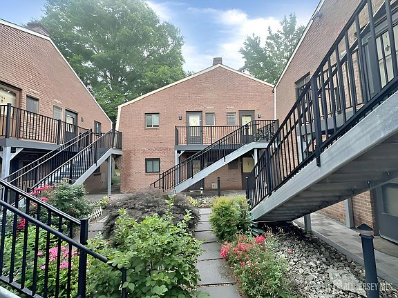 3rd image of 316 Meadow Woods Ln