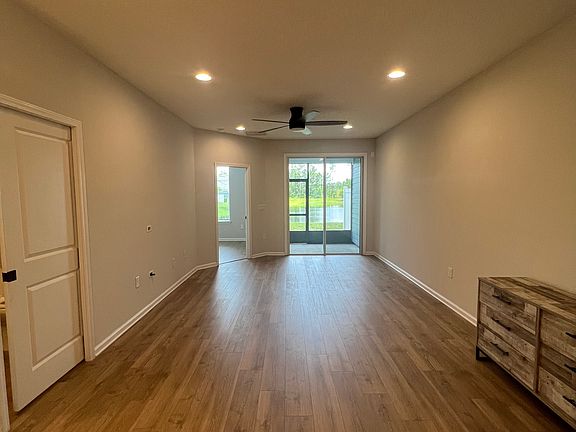 living room empty/unfurnished