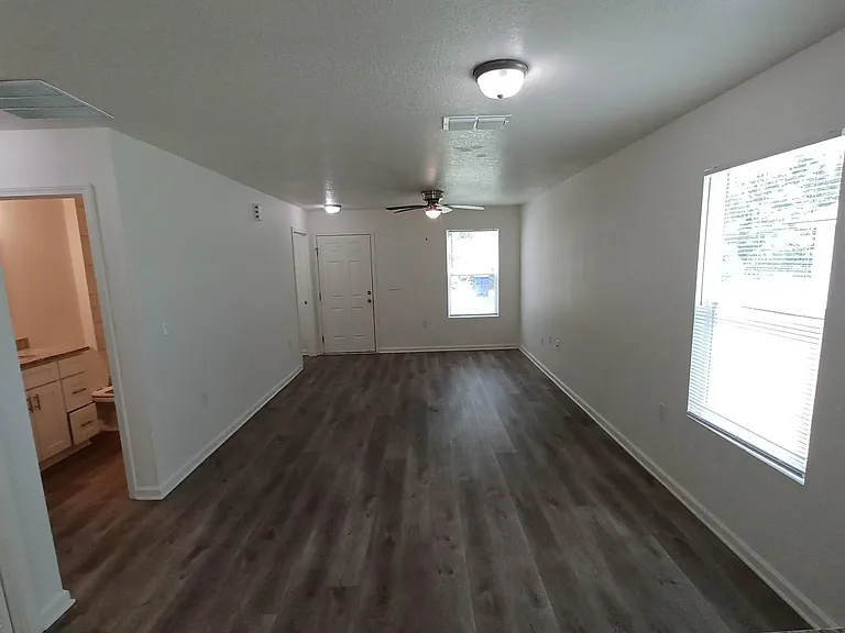 618 Hannah St — Photo 3