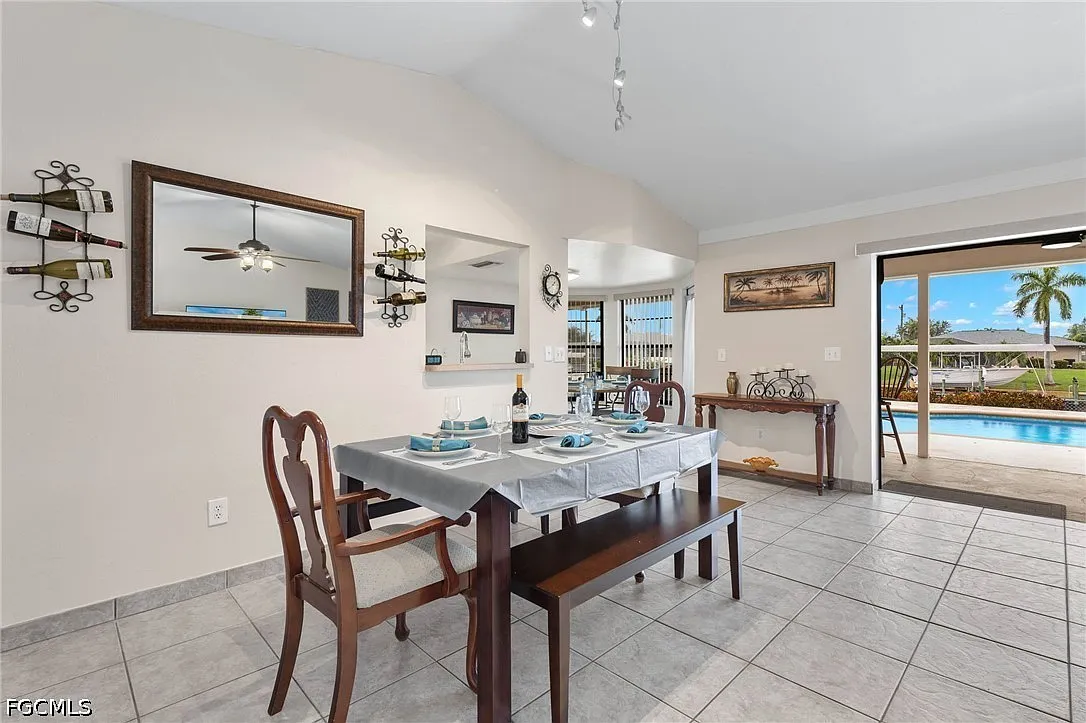 3 bed, 2.0 bath, 1529 sqft, $4,080 — Photo 3