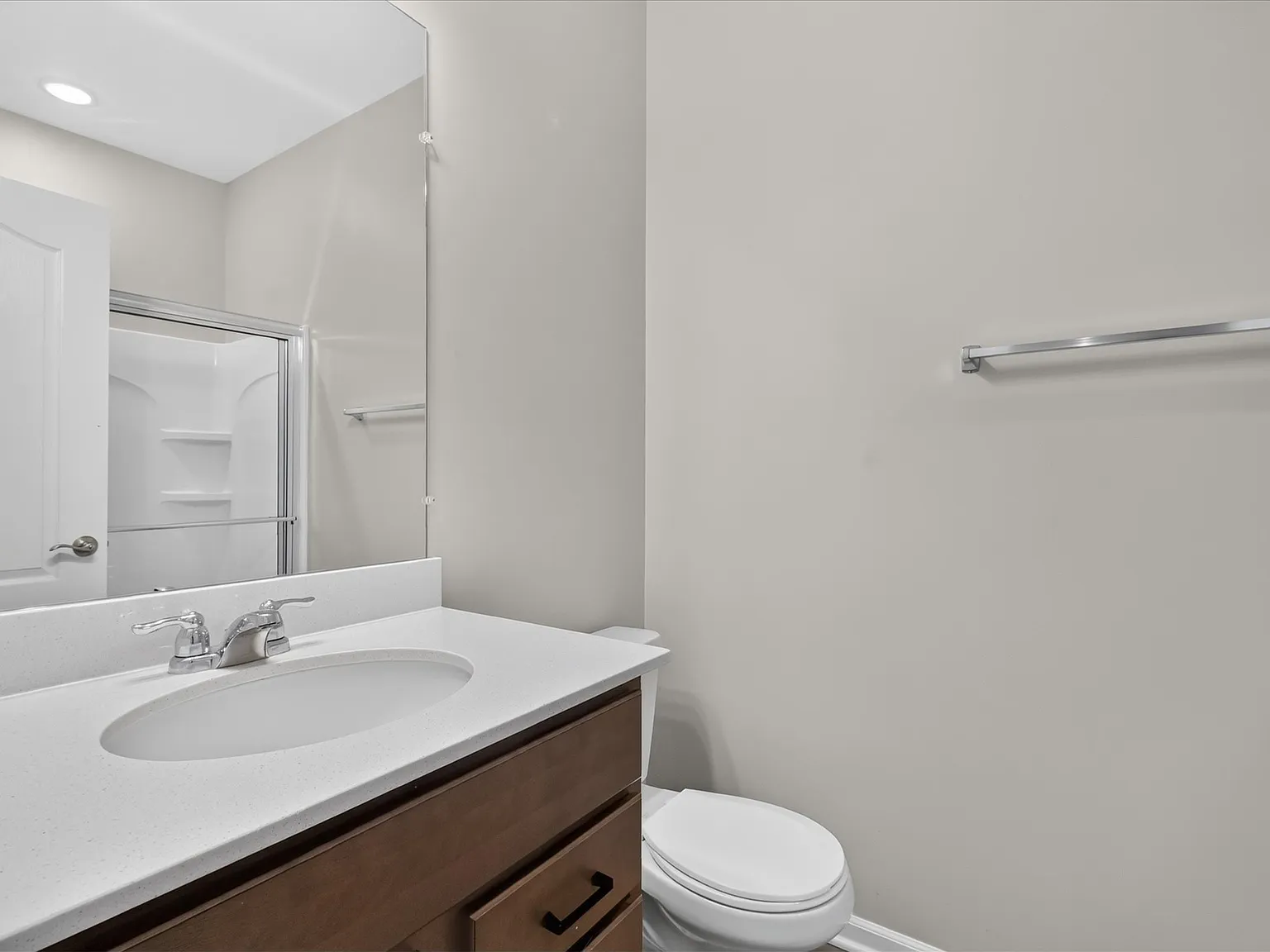 1 bed, 3200 sqft, $1,200 — Photo 2