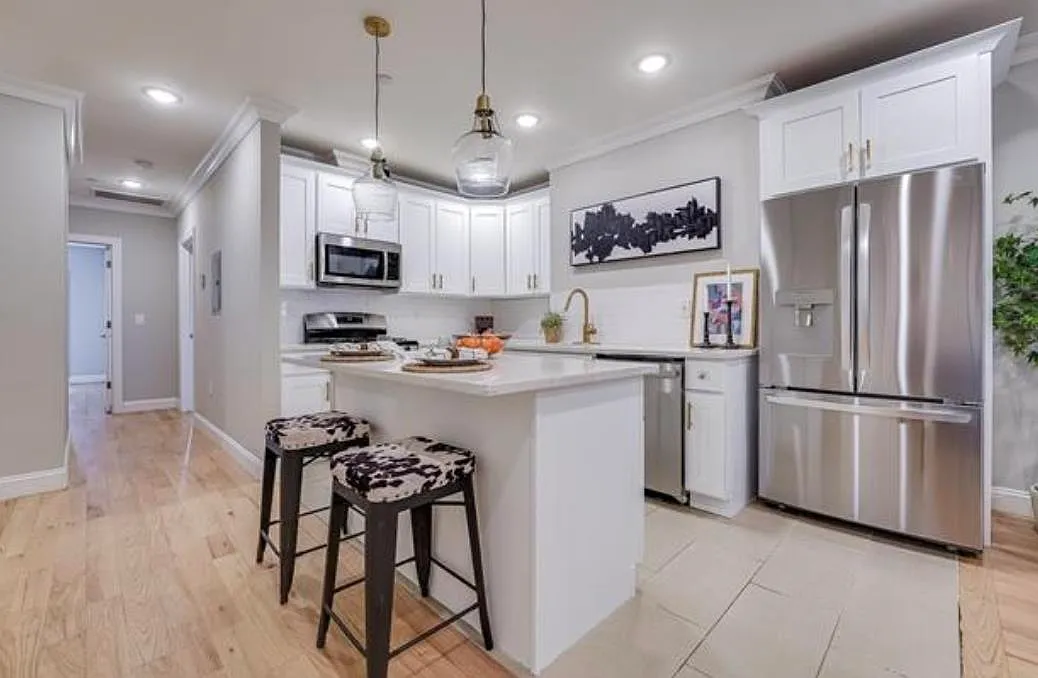 3 bed, 2.0 bath, 1109 sqft, $4,850 — Photo 4