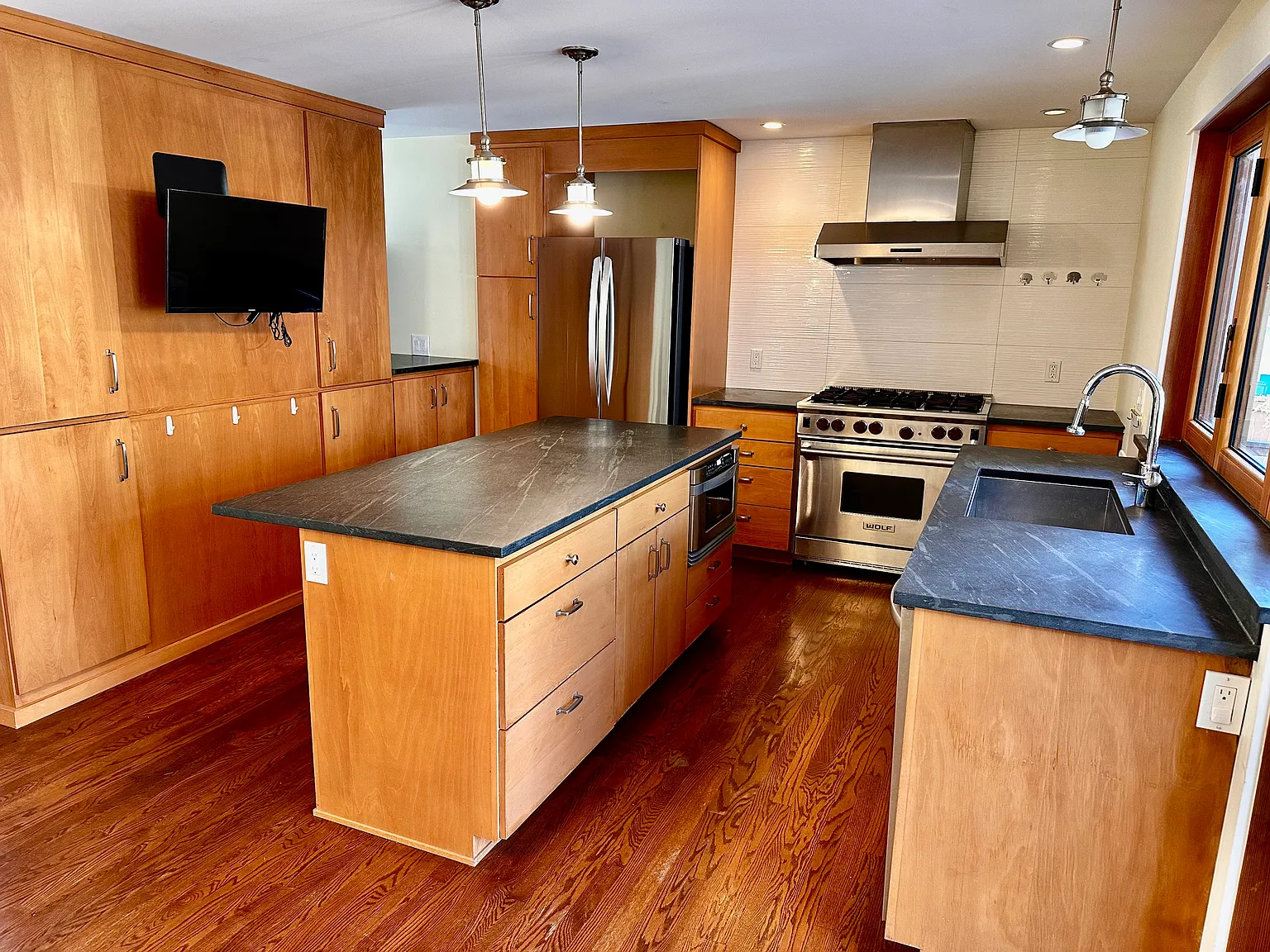 3 bed, 1990 sqft, $3,950 — Photo 2