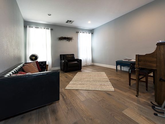 3rd image of 9024 Glenistar Gate Ave