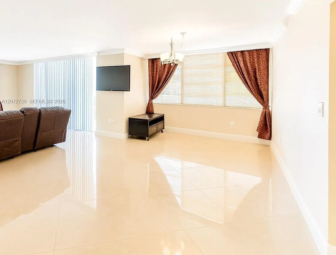Commodore Plaza Condo — Photo 2