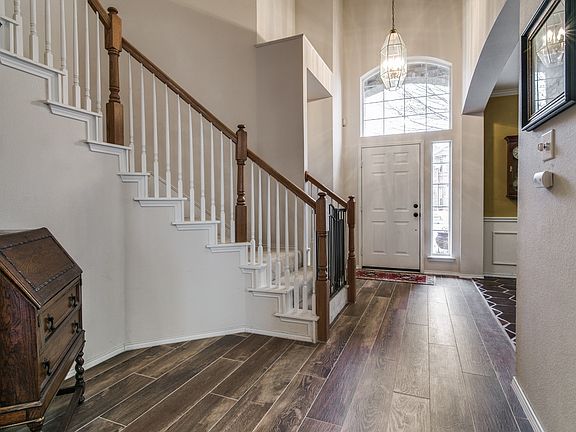3rd image of 1905 Crestlake Dr