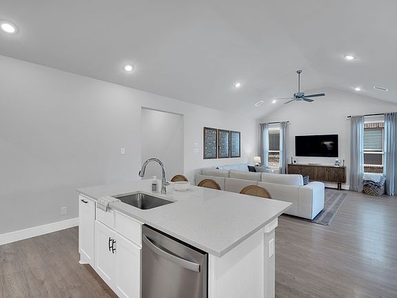 5th image of 2212 Vista Way