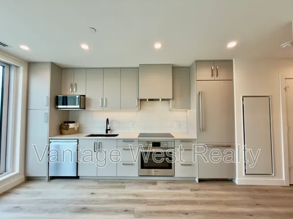 3300 Lakeshore Rd, Kelowna, BC