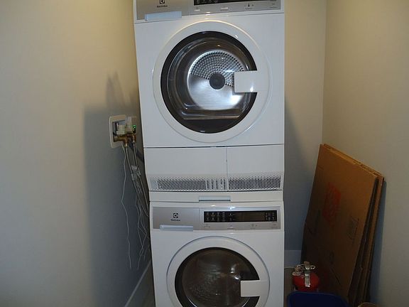 5th image of 30-30 42nd St #L
