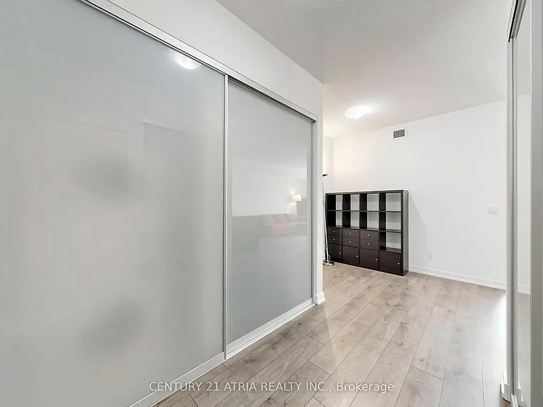 297 College St #910 — Photo 29