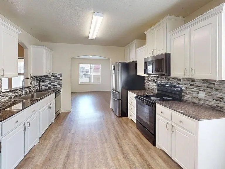 2703 Tara Dr — Photo 32