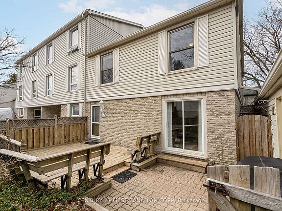 3rd image of 327 Everglade Cres