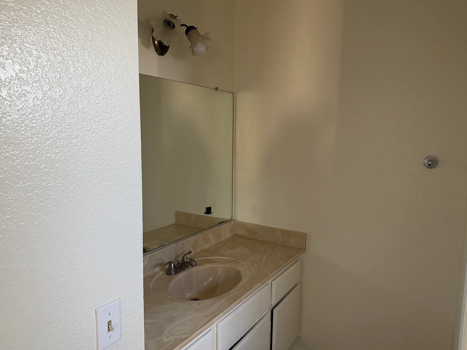 3 bed, 1226 sqft, $2,950 — Photo 4