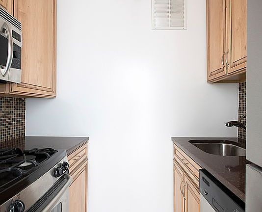 4th image of 301 E 75th St APT 5C