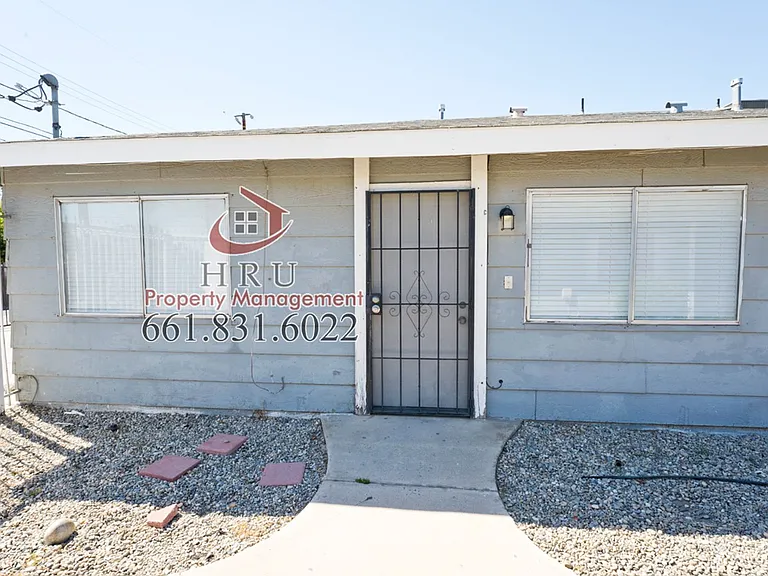2901 S Chester Ave — Photo 1