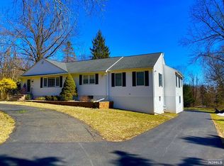 7 Reid Ct, Mahwah, NJ 07430