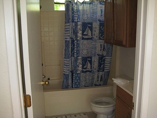3rd image of 127 1/2 Lincoln St