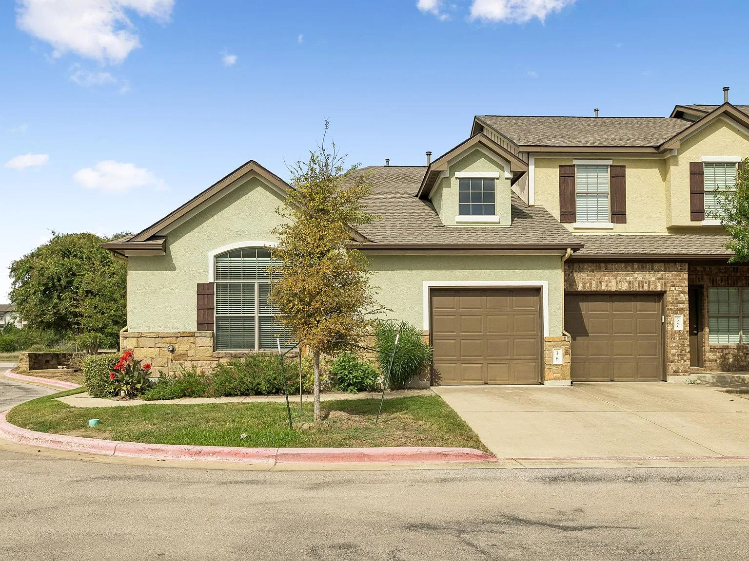 3 bed, 2.0 bath, 1330 sqft, $2,150 — Photo 3