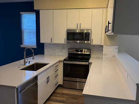 Kitchen w/ updated appliances