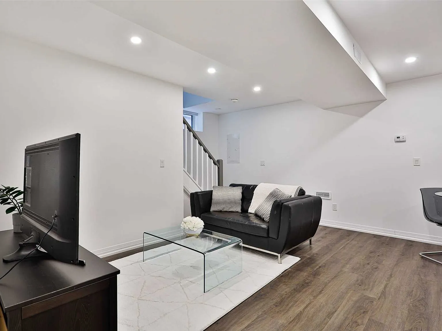 2 bed, 1000 sqft, $1,200 — Photo 1