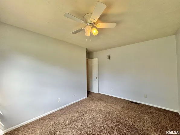 2403 Lynnhaven Dr, Springfield, IL 62704