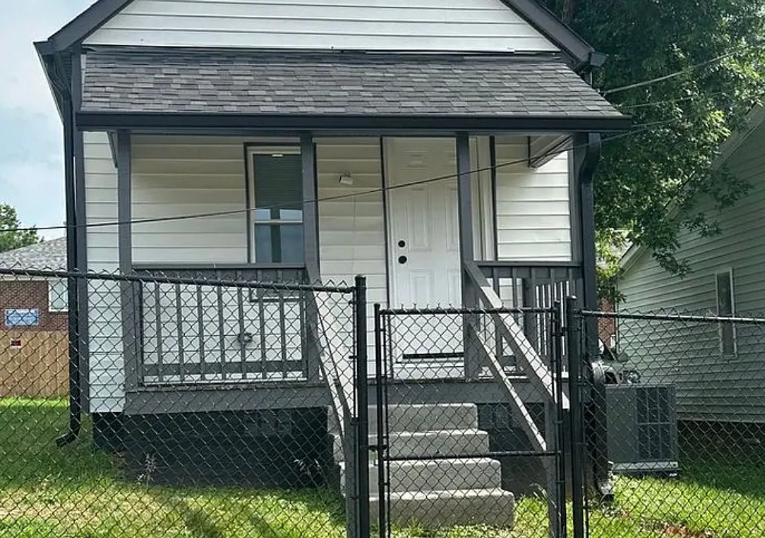 Now Leasing - Newly Renovated 1 Bedroom House — Photo 2