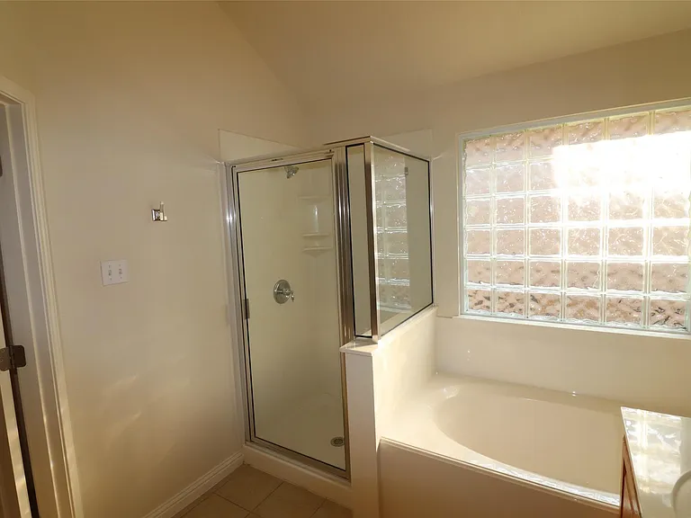 806 Zappa Dr — Photo 4