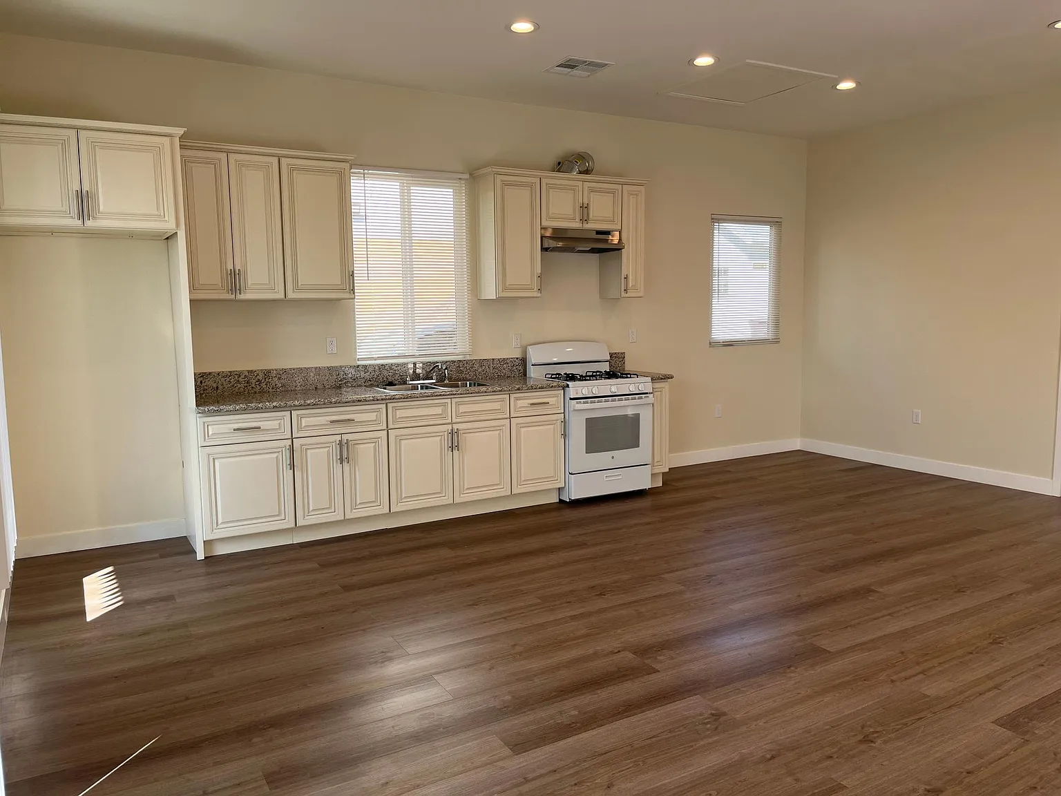 1049 Raymond Ave — Photo 3