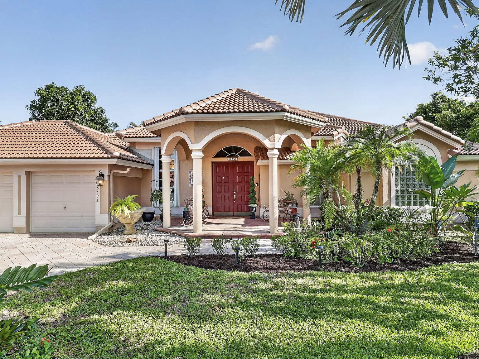 4 bed, 3.0 bath, 2815 sqft, $10,500 — Photo 2
