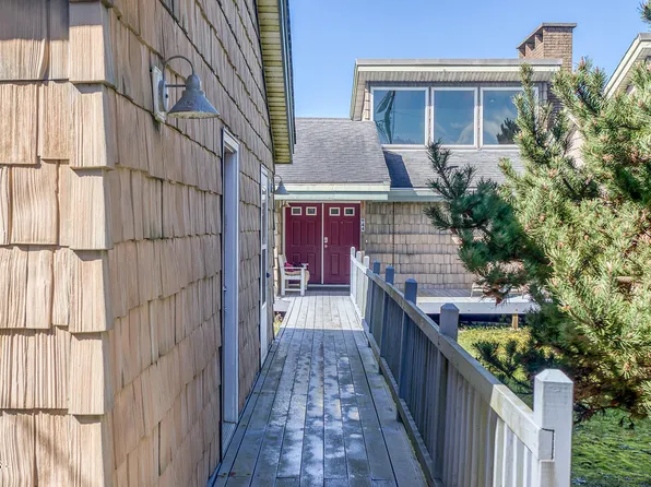 944 SW Mark St, Newport, OR 97365