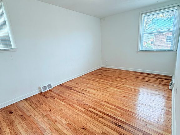 4th image of 2135 Oakmont St