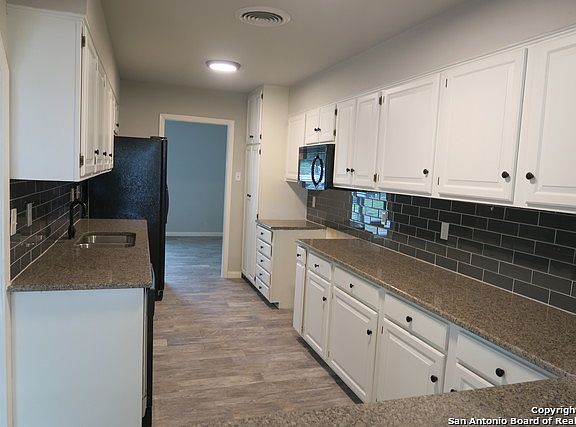 3rd image of 323 Fantasia St