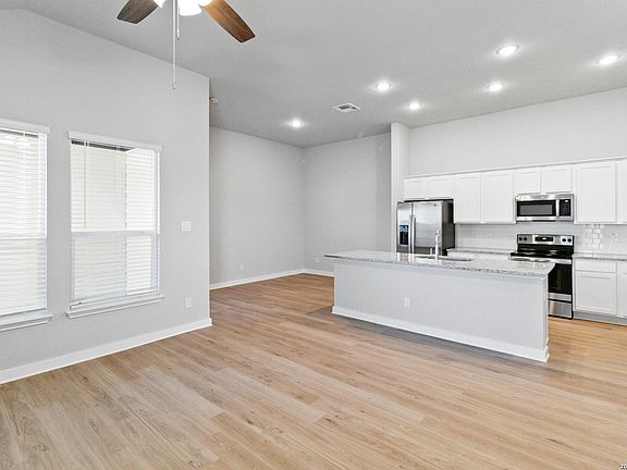 4th image of 321-325 Colgin Dr