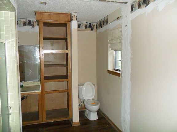 5th image of 104 E Hoskins St