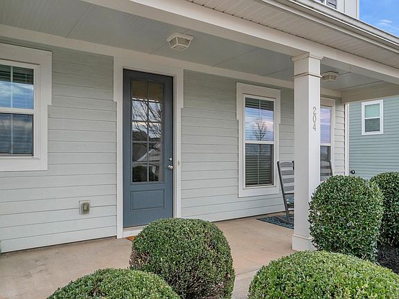 3rd image of 204 Noble St