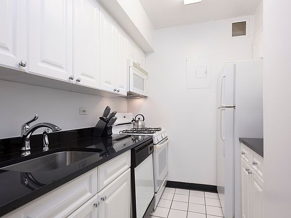 4th image of 230 W 55th St APT 11F