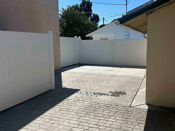 Specious backyard with plenty of room for BBQs and family gathrings.