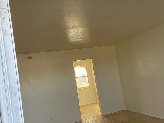3rd image of 1422 Mesa Dr
