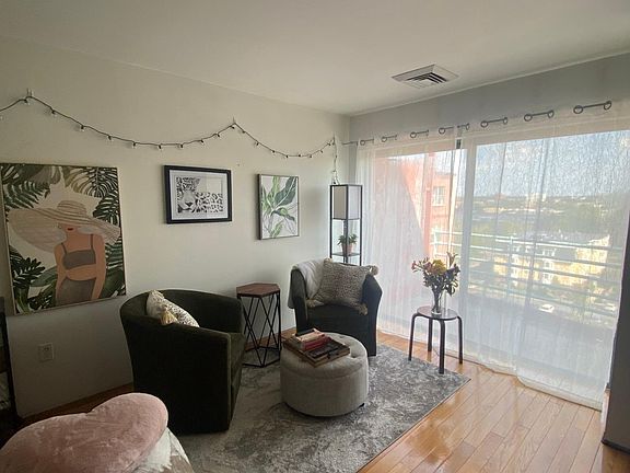 Living Room (pic 1)